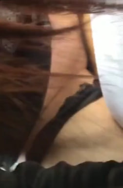 阳光明媚带女友野外兜风，车内激烈车震干到高潮！