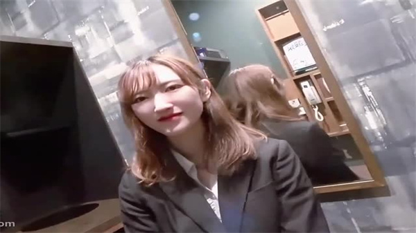 制服未褪！邻家小美眉粉嫩骚穴被狂插，紧致呻吟