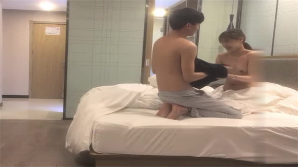 老司机玩腻良家人妻，转战极品嫩穴狂干内射