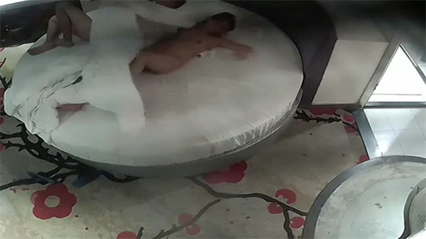 情趣酒店偷拍！白色圆床极品人妻被狂干内射